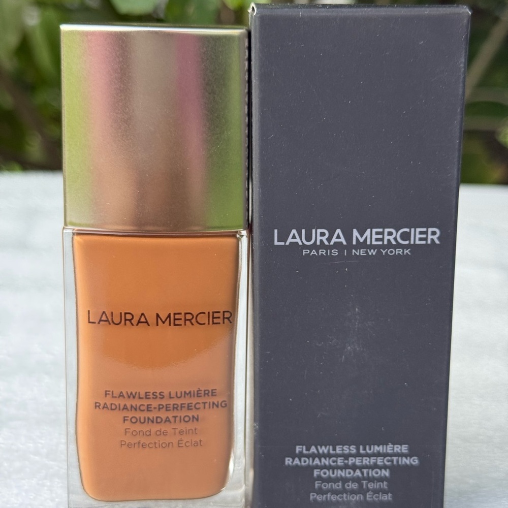Laura Mercier Flawless Lumière Foundation - 4C1 Praline